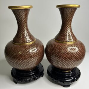 Paire de vases cloisonnés marrons et dorés